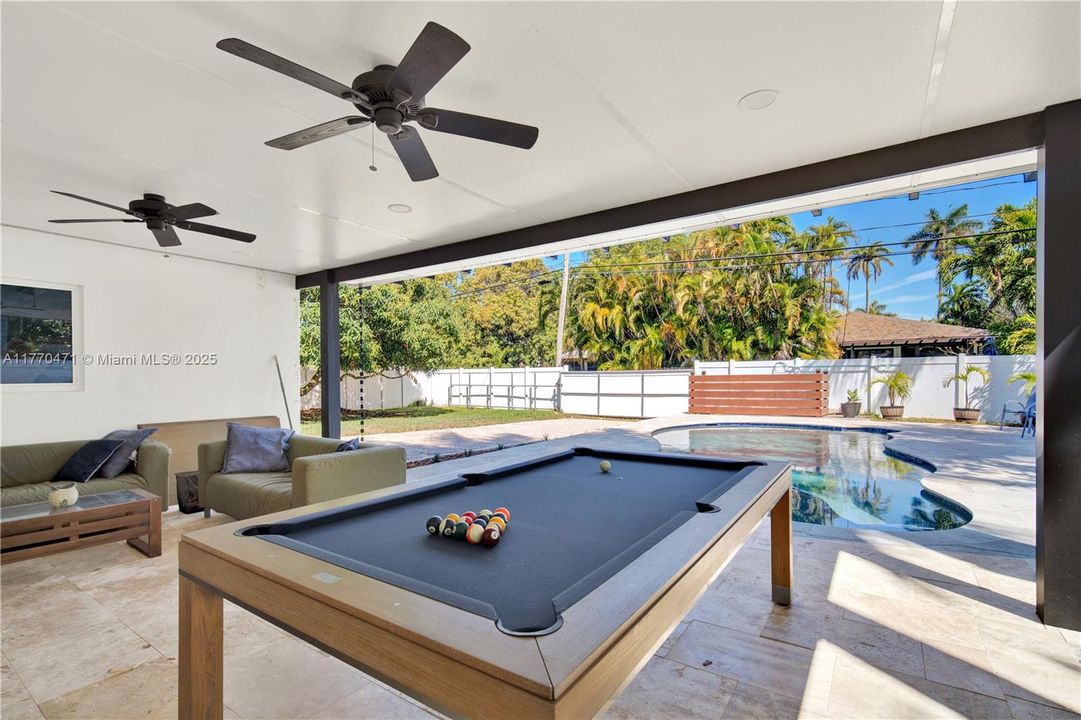 Recently Sold: $975,000 (3 beds, 2 baths, 1469 Square Feet)