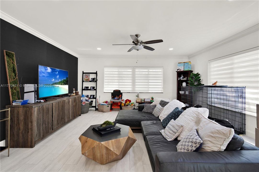 Recently Sold: $975,000 (3 beds, 2 baths, 1469 Square Feet)