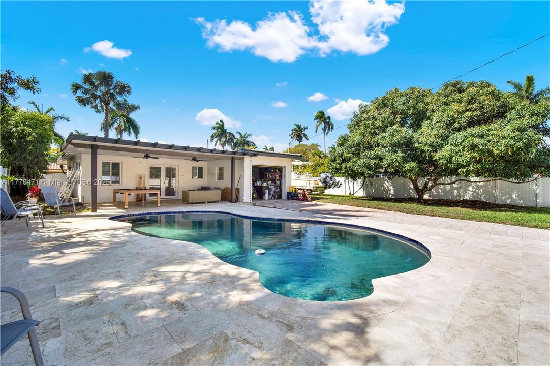 Recently Sold: $975,000 (3 beds, 2 baths, 1469 Square Feet)