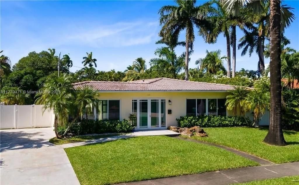 Recently Sold: $975,000 (3 beds, 2 baths, 1469 Square Feet)