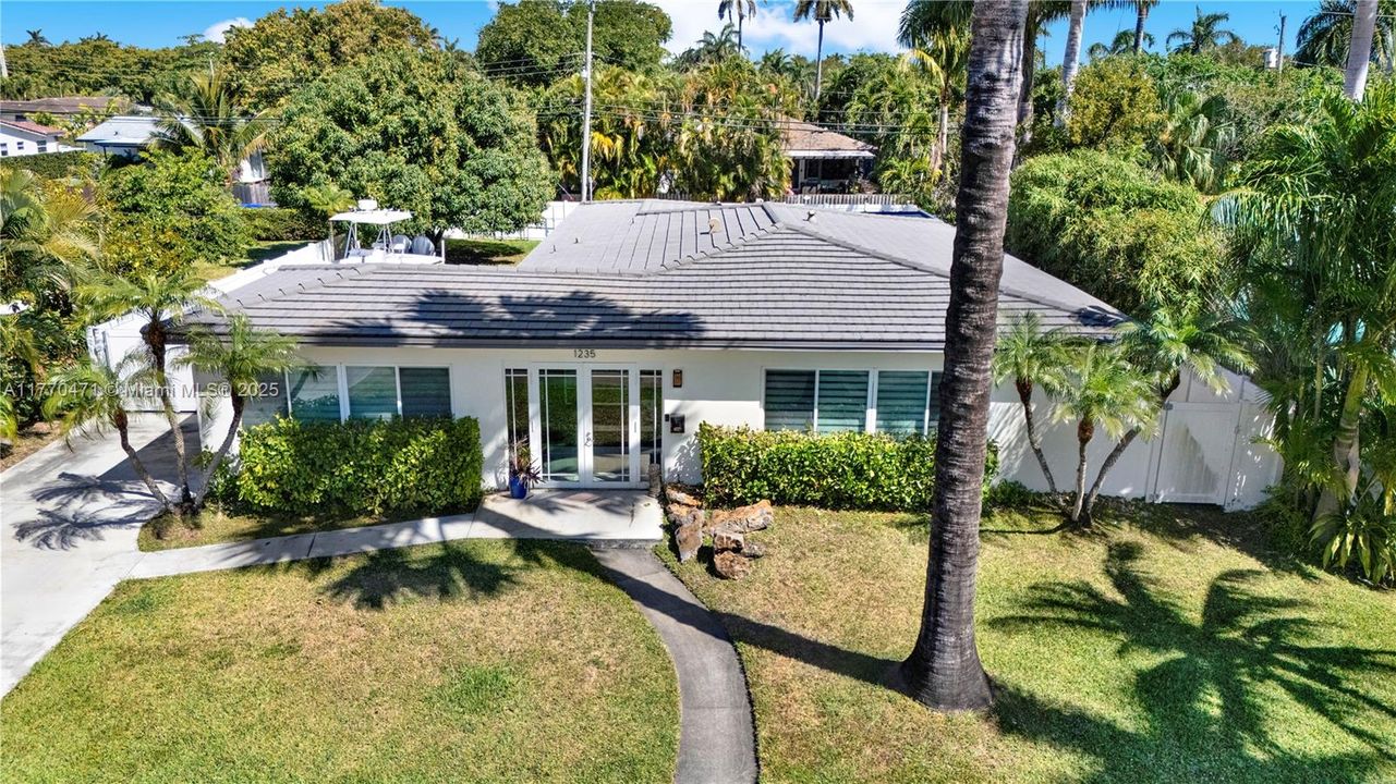 Recently Sold: $975,000 (3 beds, 2 baths, 1469 Square Feet)