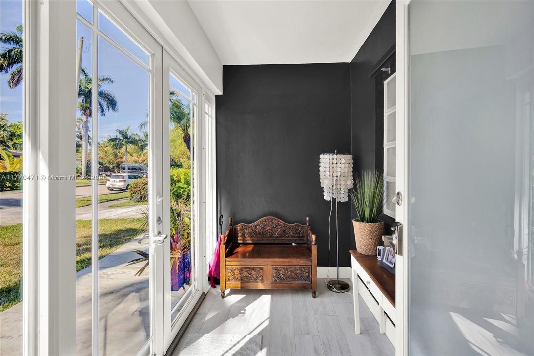 Recently Sold: $975,000 (3 beds, 2 baths, 1469 Square Feet)