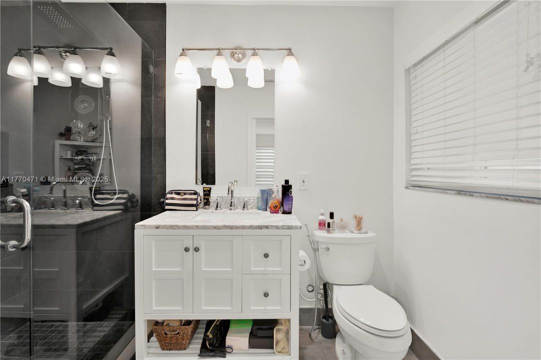 Recently Sold: $975,000 (3 beds, 2 baths, 1469 Square Feet)