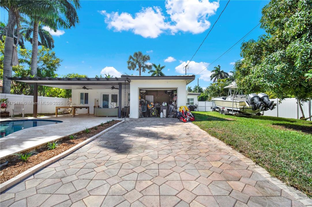 Recently Sold: $975,000 (3 beds, 2 baths, 1469 Square Feet)