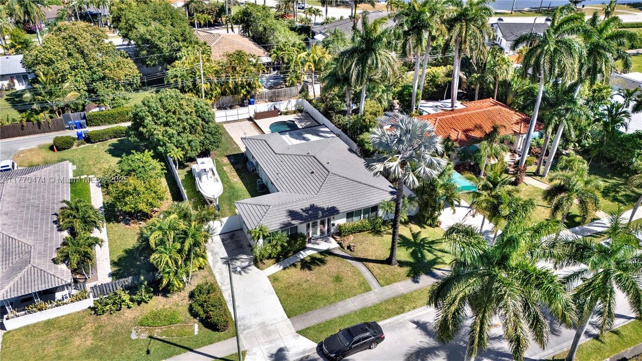 Recently Sold: $975,000 (3 beds, 2 baths, 1469 Square Feet)