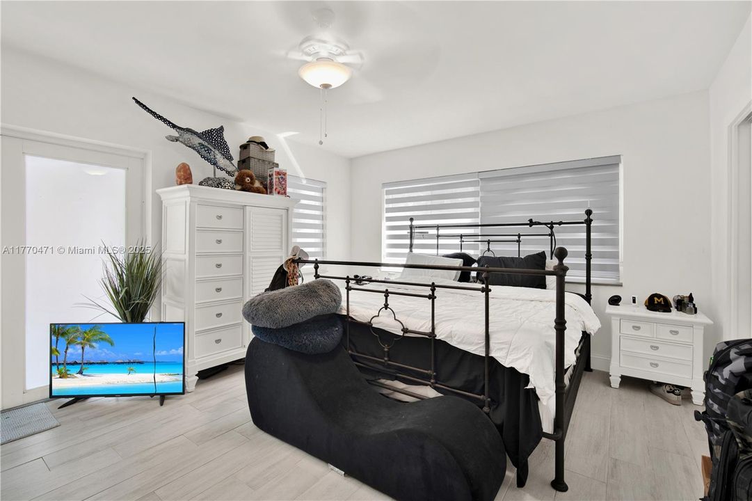 Recently Sold: $975,000 (3 beds, 2 baths, 1469 Square Feet)