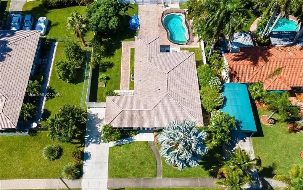 Recently Sold: $975,000 (3 beds, 2 baths, 1469 Square Feet)