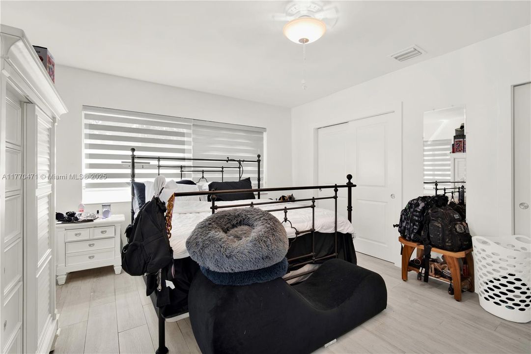 Recently Sold: $975,000 (3 beds, 2 baths, 1469 Square Feet)