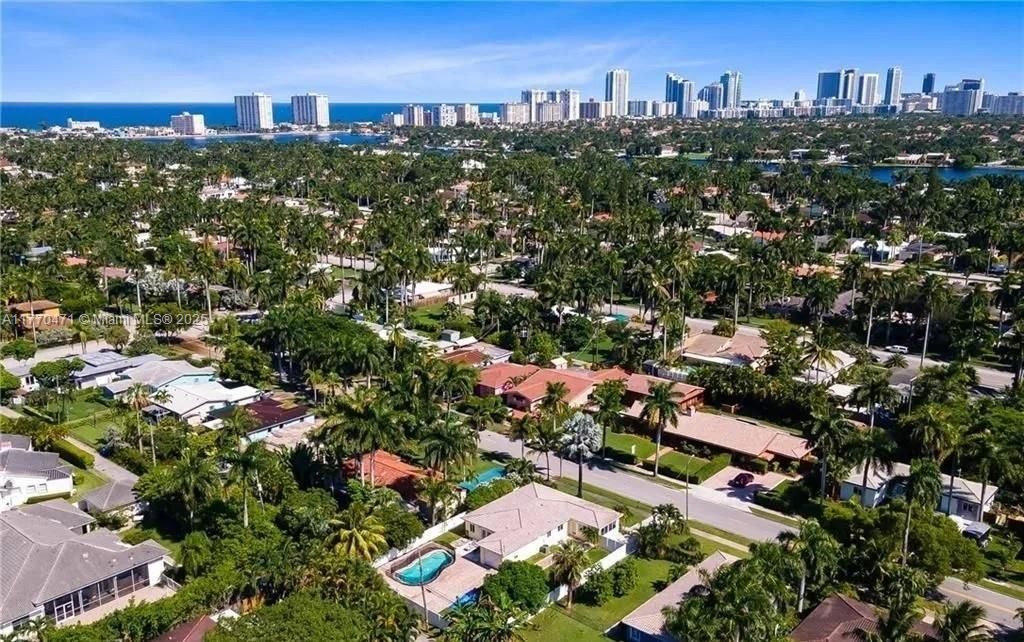 Recently Sold: $975,000 (3 beds, 2 baths, 1469 Square Feet)