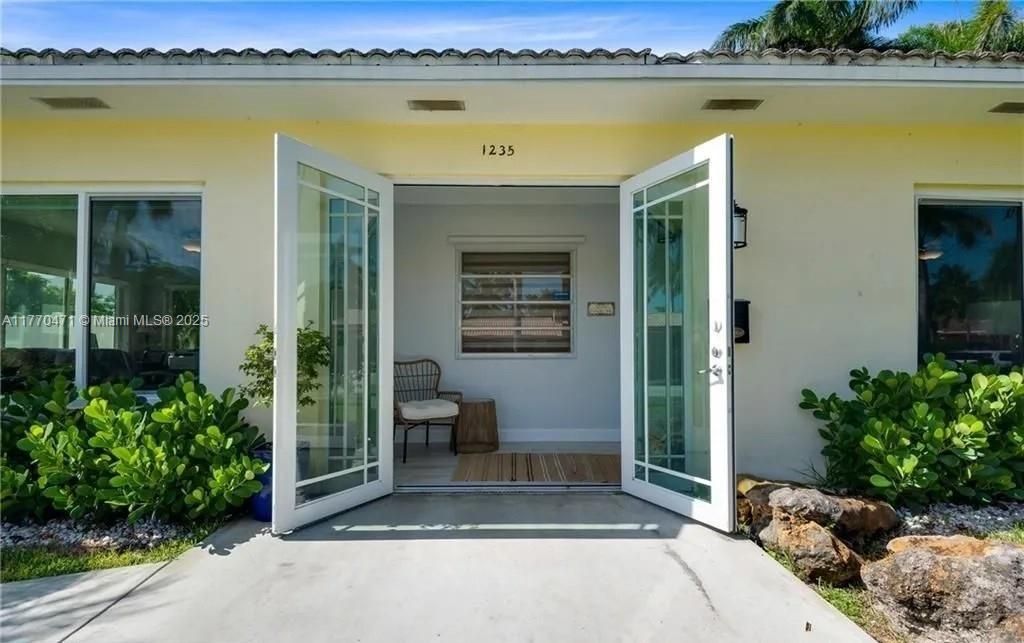 Recently Sold: $975,000 (3 beds, 2 baths, 1469 Square Feet)