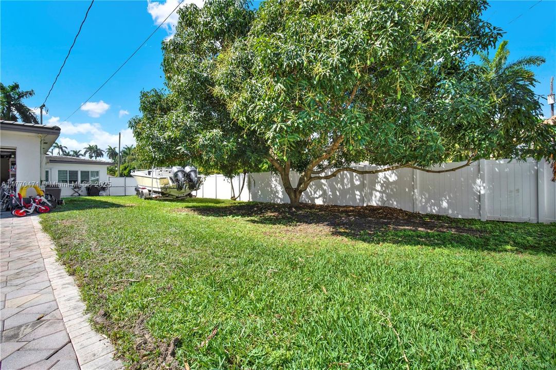 Recently Sold: $975,000 (3 beds, 2 baths, 1469 Square Feet)