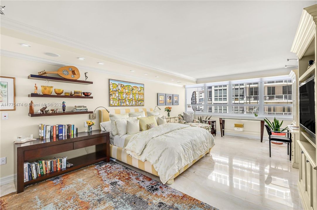 Large primary suite w/ primary bath and closet