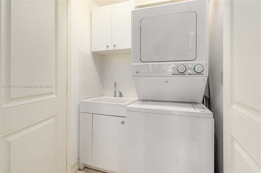 Laundry w/ sink and storage