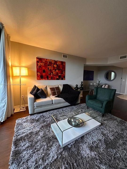 Recently Rented: $3,100 (2 beds, 2 baths, 1081 Square Feet)