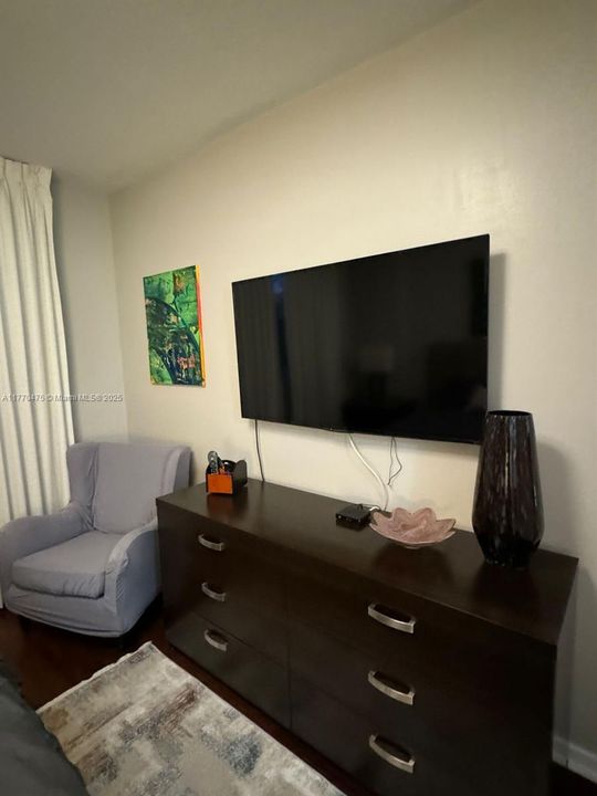 Recently Rented: $3,100 (2 beds, 2 baths, 1081 Square Feet)