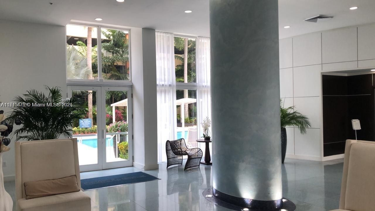 Recently Rented: $3,100 (2 beds, 2 baths, 1081 Square Feet)