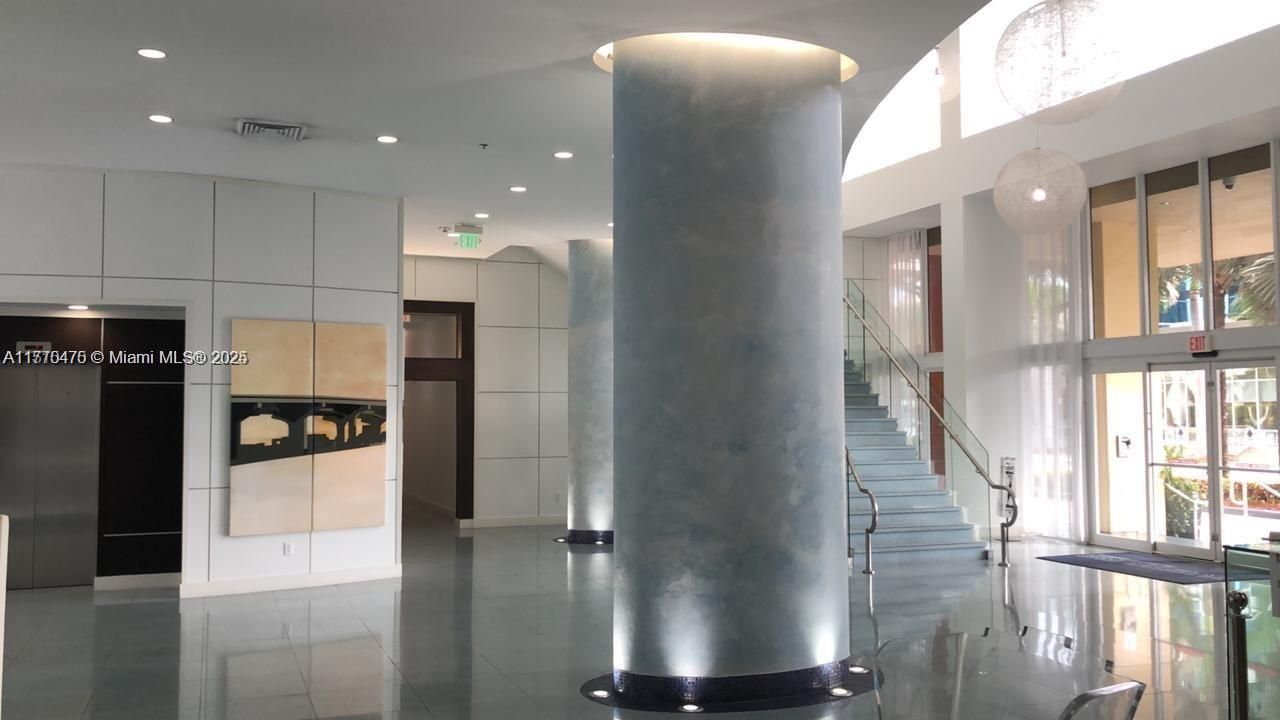 Recently Rented: $3,100 (2 beds, 2 baths, 1081 Square Feet)