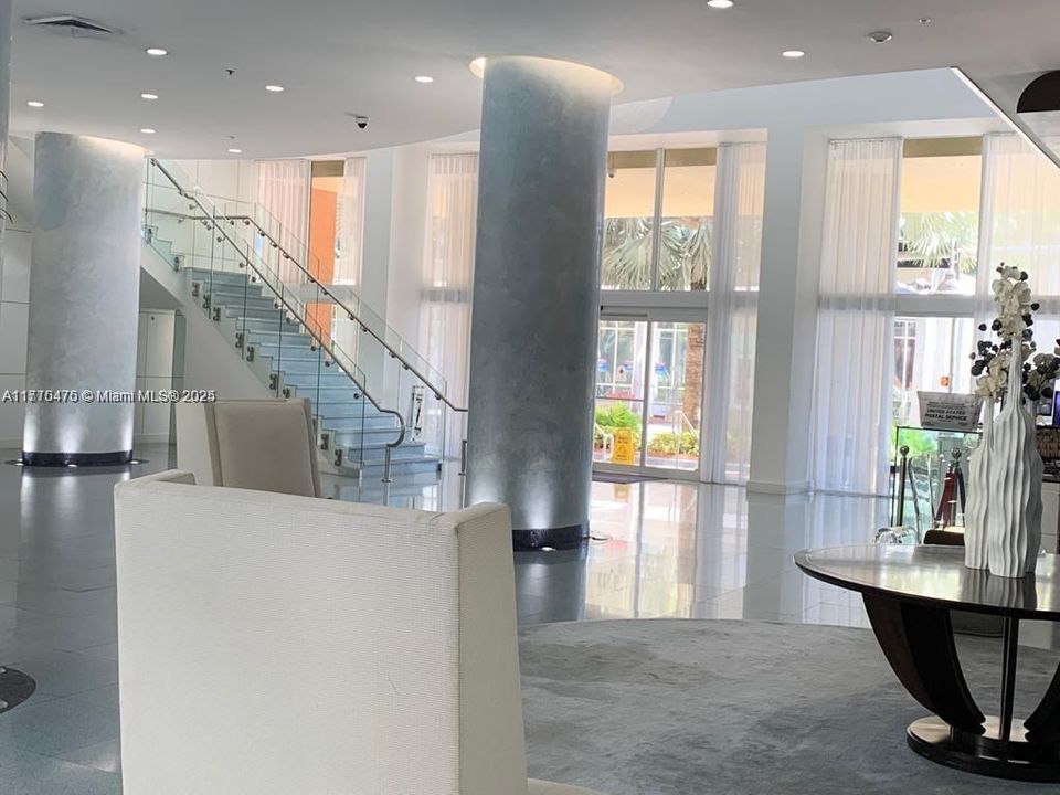 Recently Rented: $3,100 (2 beds, 2 baths, 1081 Square Feet)