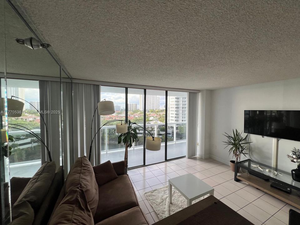 最近租的: $2,200 (2 贝兹, 2 浴室, 1033 平方英尺)