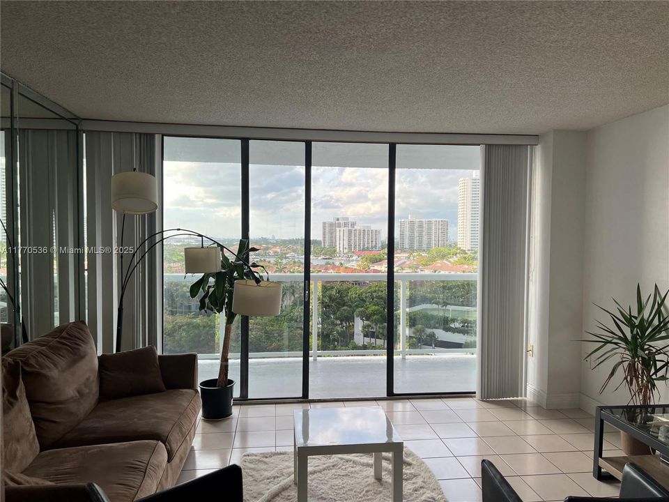 最近租的: $2,200 (2 贝兹, 2 浴室, 1033 平方英尺)