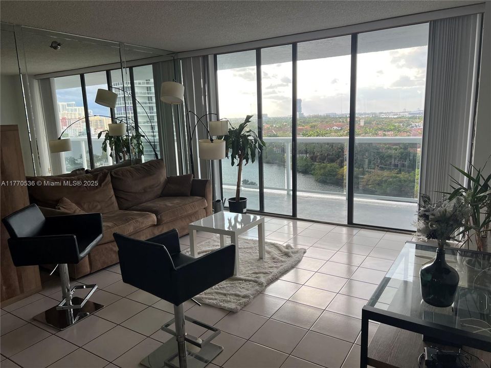 最近租的: $2,200 (2 贝兹, 2 浴室, 1033 平方英尺)