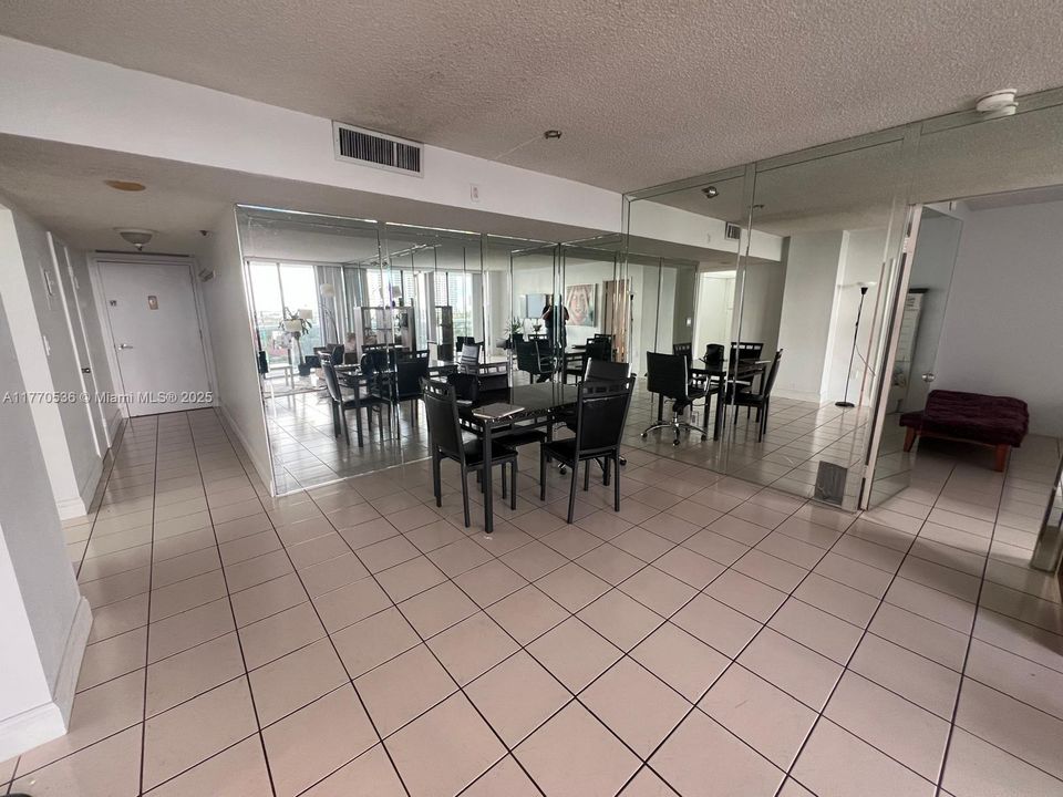 最近租的: $2,200 (2 贝兹, 2 浴室, 1033 平方英尺)