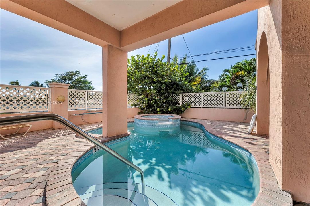 Recently Sold: $560,000 (2 beds, 2 baths, 1180 Square Feet)