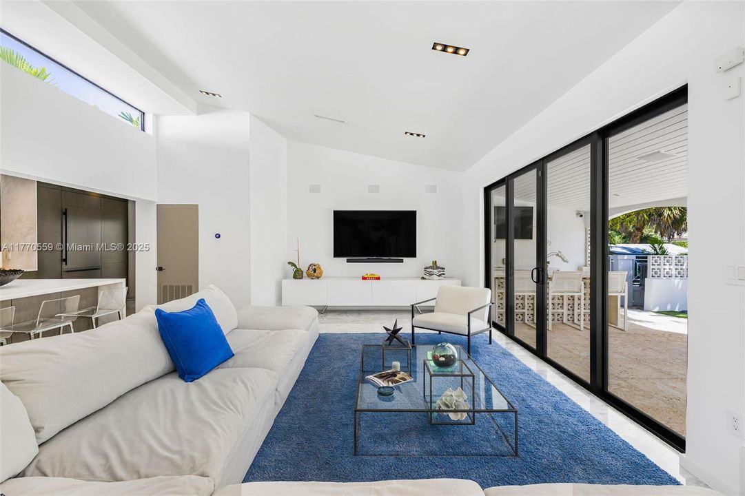 Recently Sold: $4,250,000 (3 beds, 4 baths, 3200 Square Feet)