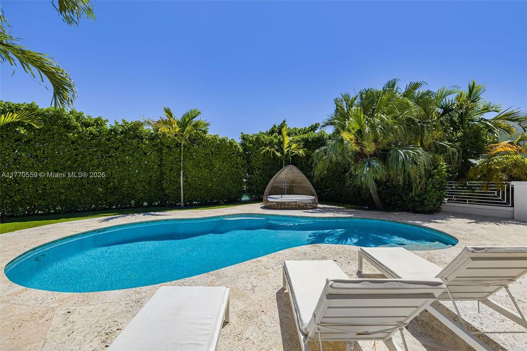 Recently Sold: $4,250,000 (3 beds, 4 baths, 3200 Square Feet)