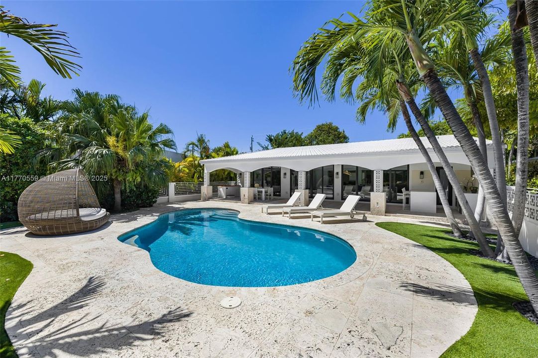 Recently Sold: $4,250,000 (3 beds, 4 baths, 3200 Square Feet)