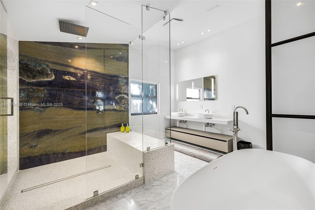 Recently Sold: $4,250,000 (3 beds, 4 baths, 3200 Square Feet)