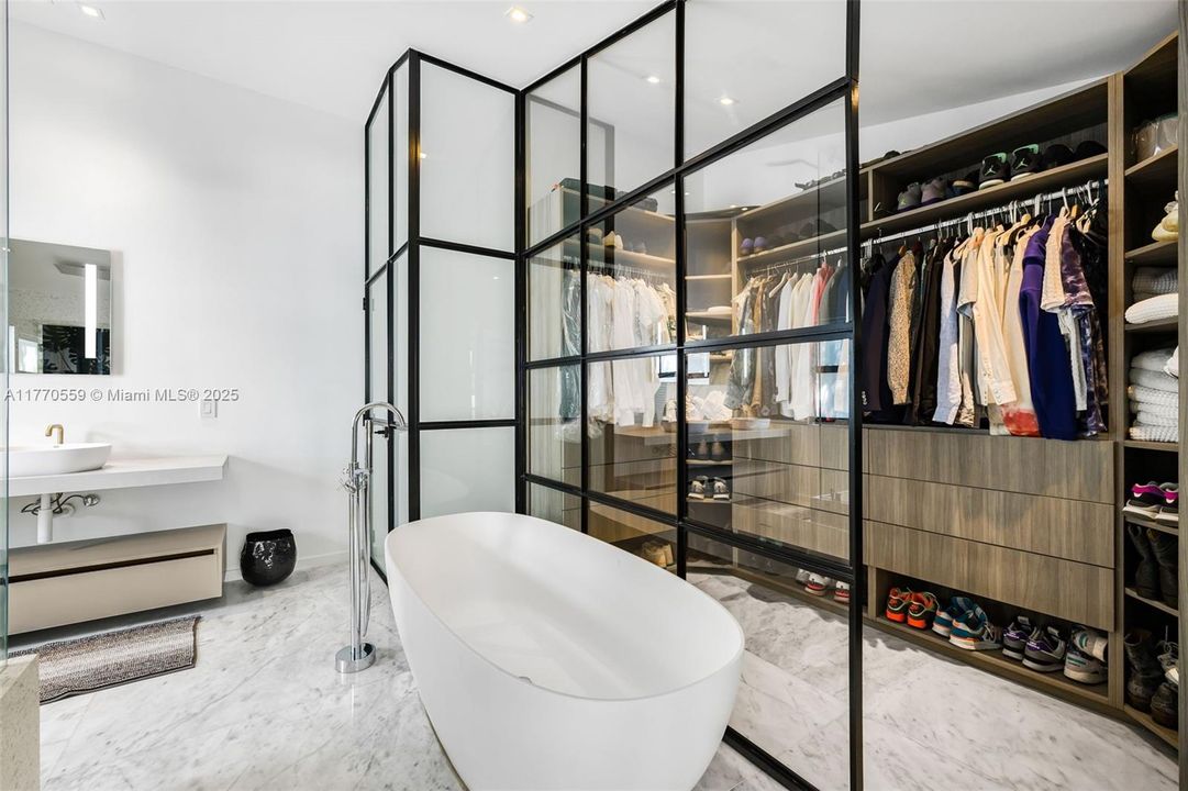 Recently Sold: $4,250,000 (3 beds, 4 baths, 3200 Square Feet)