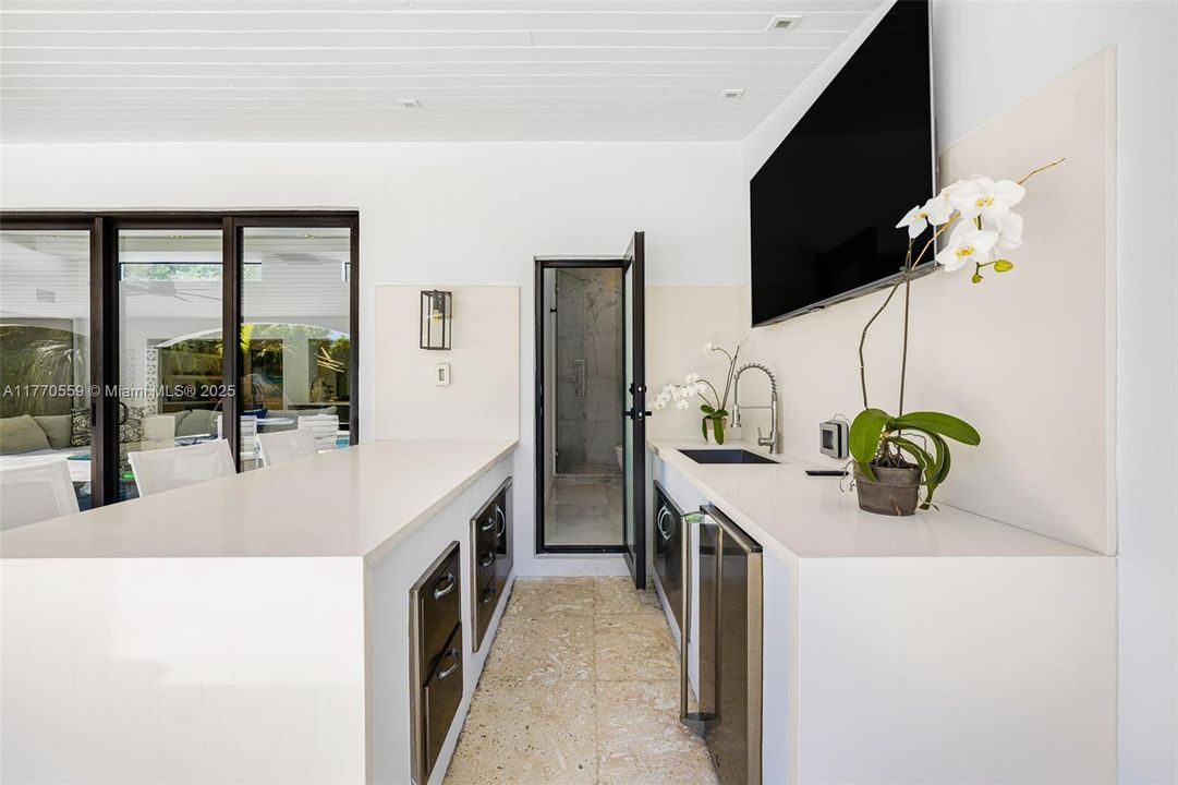 Recently Sold: $4,250,000 (3 beds, 4 baths, 3200 Square Feet)