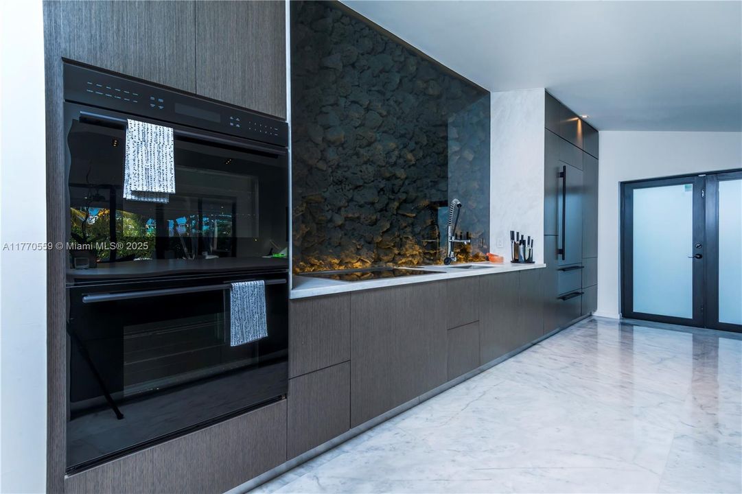 Recently Sold: $4,250,000 (3 beds, 4 baths, 3200 Square Feet)