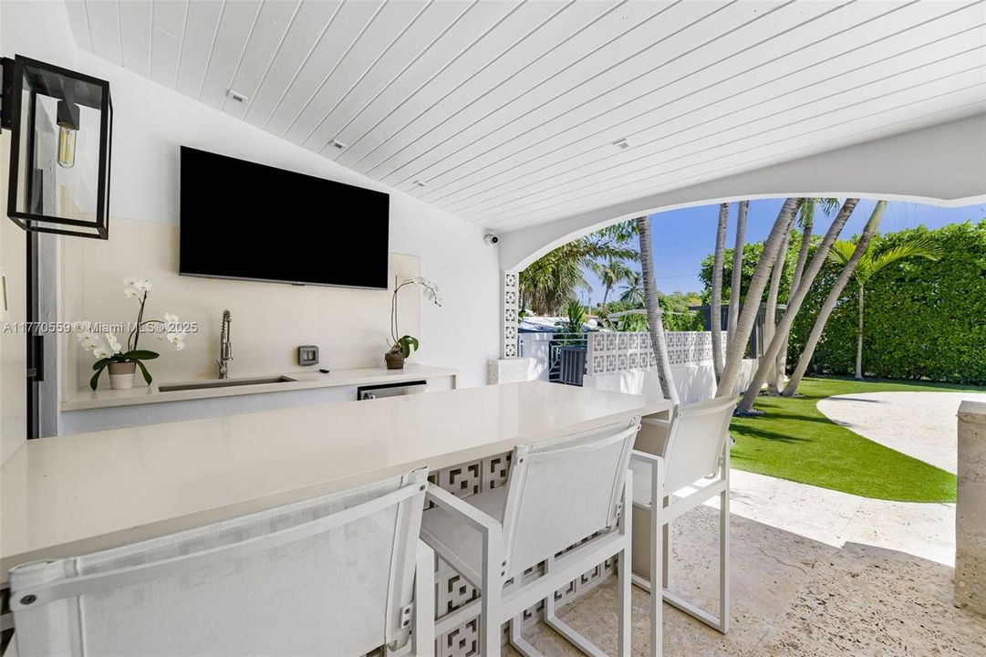 Recently Sold: $4,250,000 (3 beds, 4 baths, 3200 Square Feet)