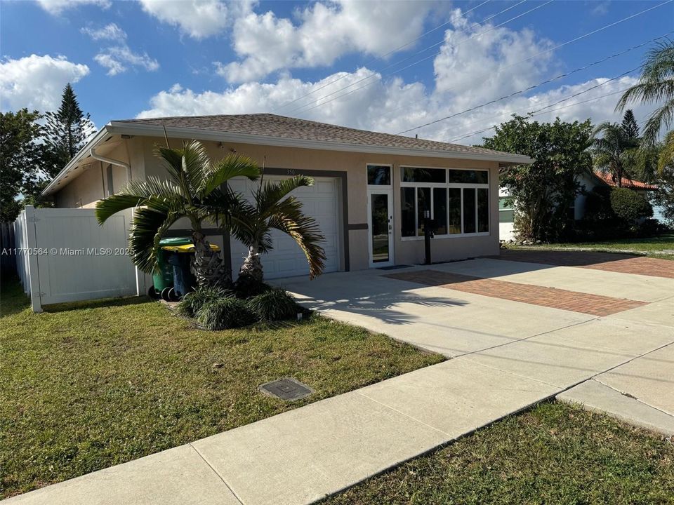 Recently Rented: $5,000 (3 beds, 2 baths, 1736 Square Feet)