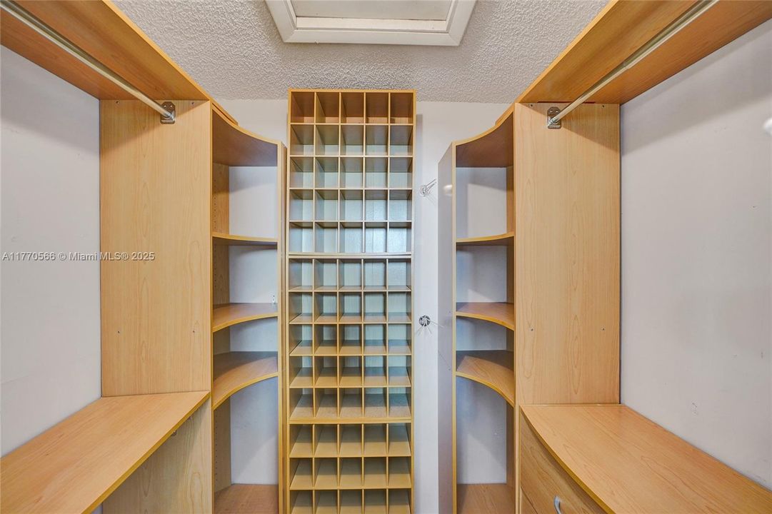 Vendido Recientemente: $453,750 (3 camas, 2 baños, 1704 Pies cuadrados)