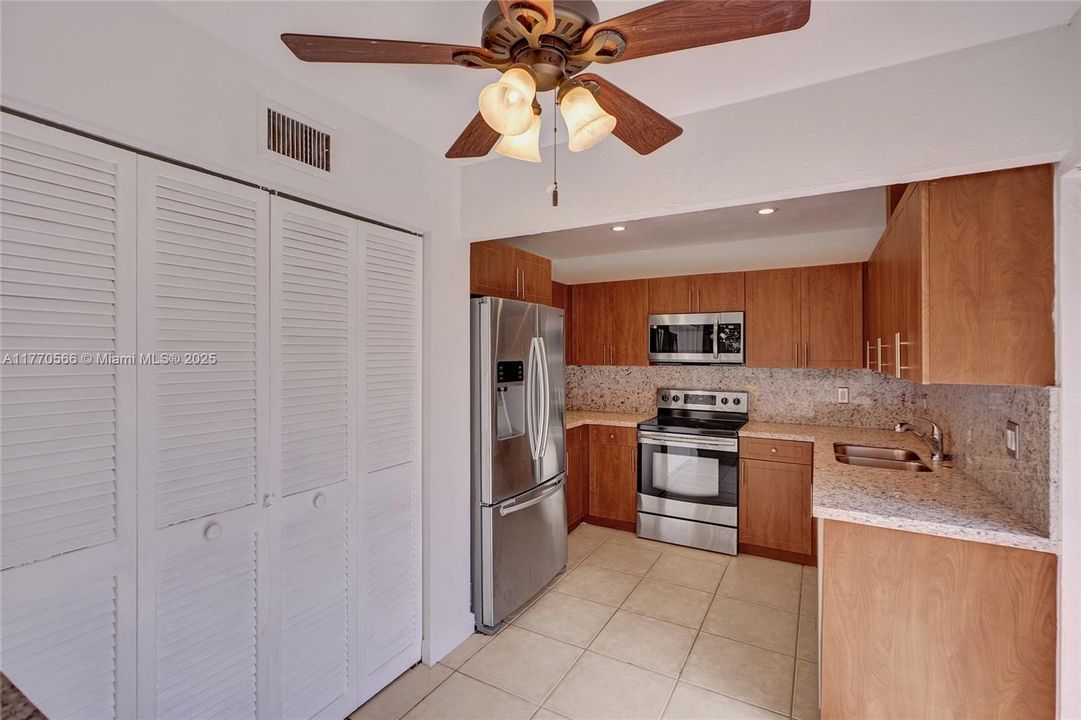 Vendido Recientemente: $453,750 (3 camas, 2 baños, 1704 Pies cuadrados)