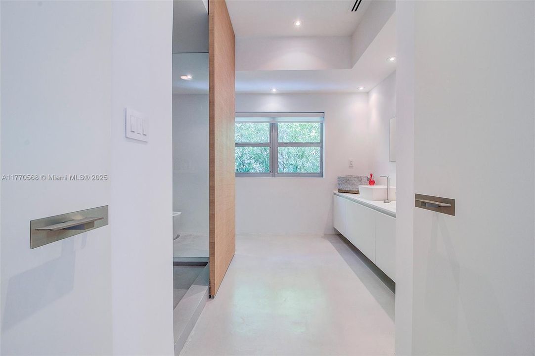 Recently Sold: $2,297,000 (2 beds, 2 baths, 1296 Square Feet)