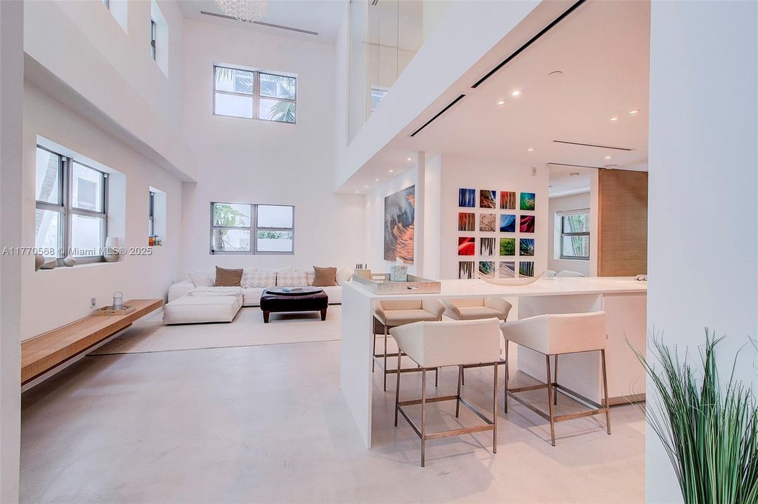 Recently Sold: $2,297,000 (2 beds, 2 baths, 1296 Square Feet)