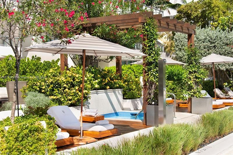 Recently Sold: $2,297,000 (2 beds, 2 baths, 1296 Square Feet)