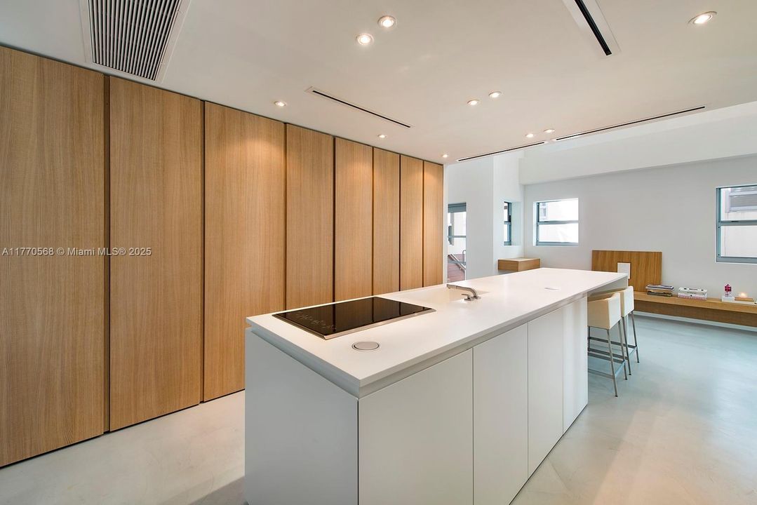 Recently Sold: $2,297,000 (2 beds, 2 baths, 1296 Square Feet)