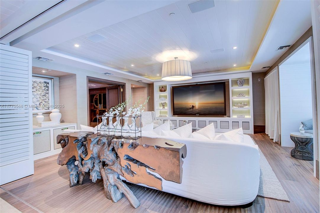 Recently Sold: $2,297,000 (2 beds, 2 baths, 1296 Square Feet)