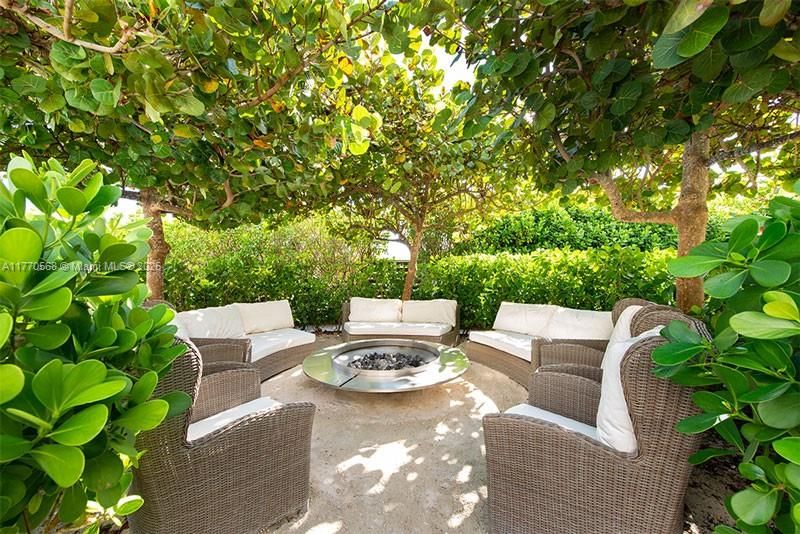 Recently Sold: $2,297,000 (2 beds, 2 baths, 1296 Square Feet)