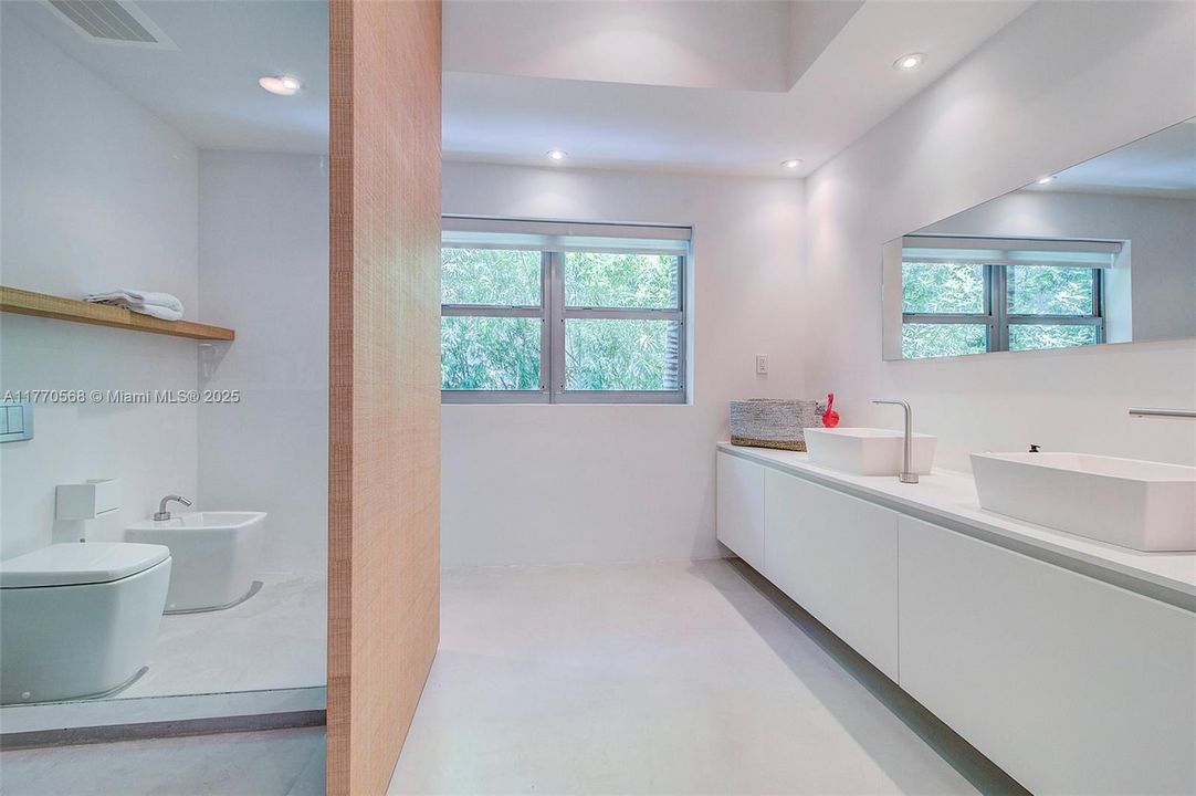Recently Sold: $2,297,000 (2 beds, 2 baths, 1296 Square Feet)