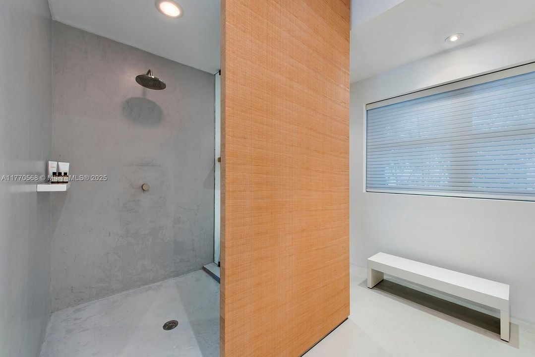 Recently Sold: $2,297,000 (2 beds, 2 baths, 1296 Square Feet)