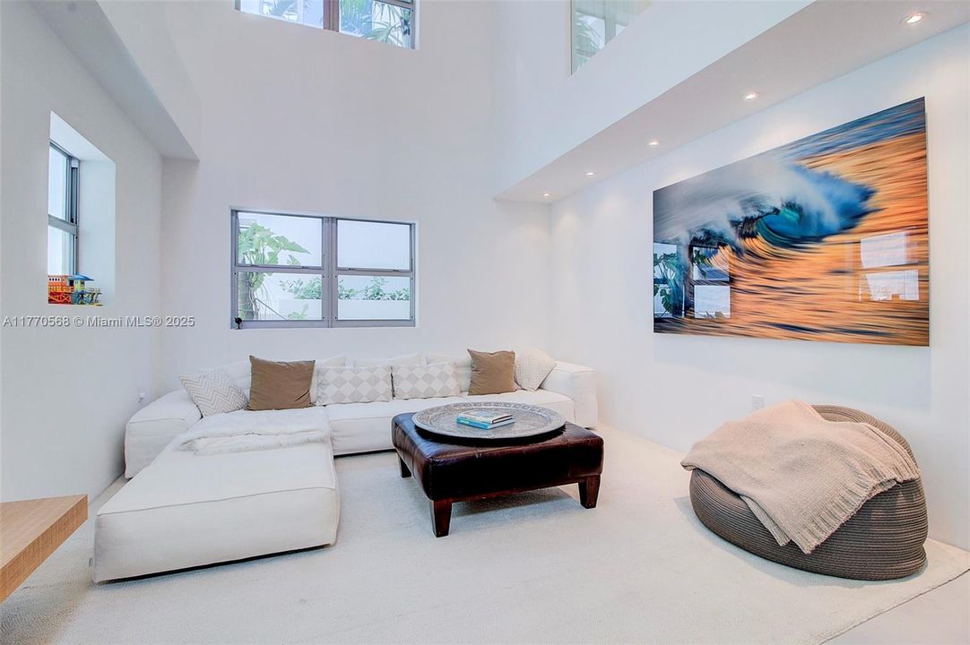 Recently Sold: $2,297,000 (2 beds, 2 baths, 1296 Square Feet)