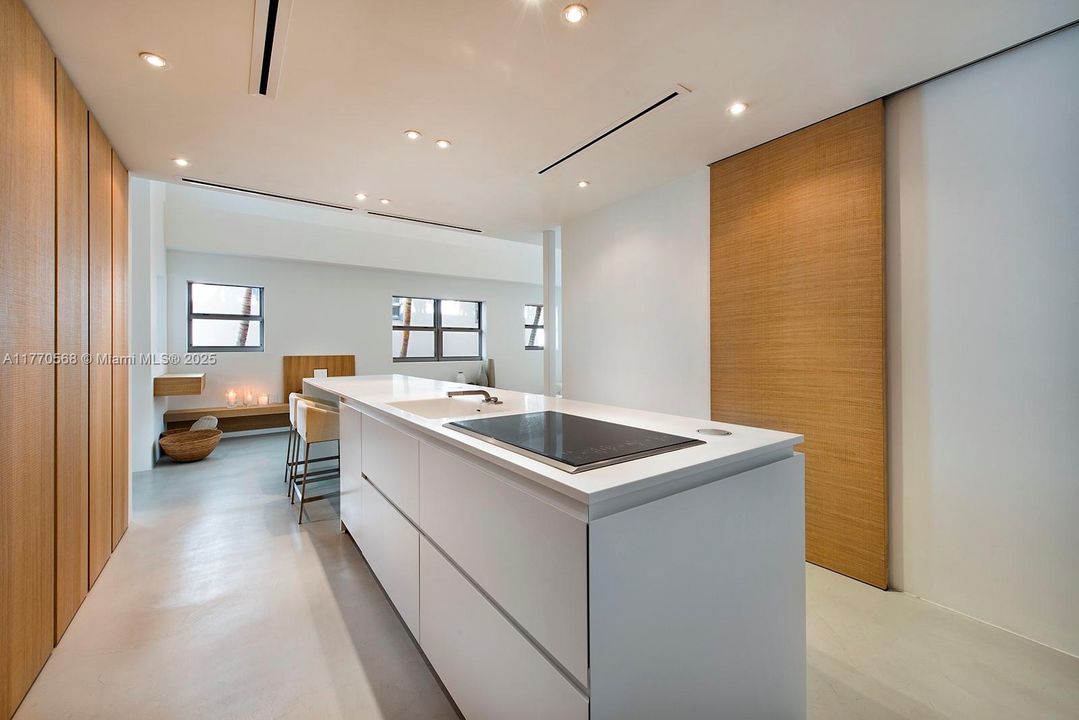 Recently Sold: $2,297,000 (2 beds, 2 baths, 1296 Square Feet)