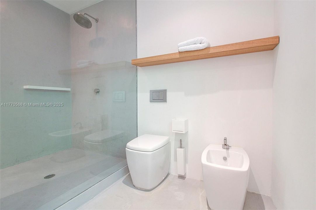 Recently Sold: $2,297,000 (2 beds, 2 baths, 1296 Square Feet)