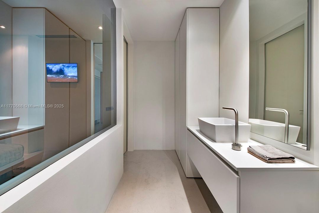 Recently Sold: $2,297,000 (2 beds, 2 baths, 1296 Square Feet)